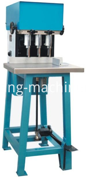 Perforadora de tres cabezas (tipo pedal) three head drilling machine (pedal type)